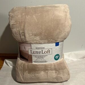 Berkshire Life LuxeLoft King Blanket